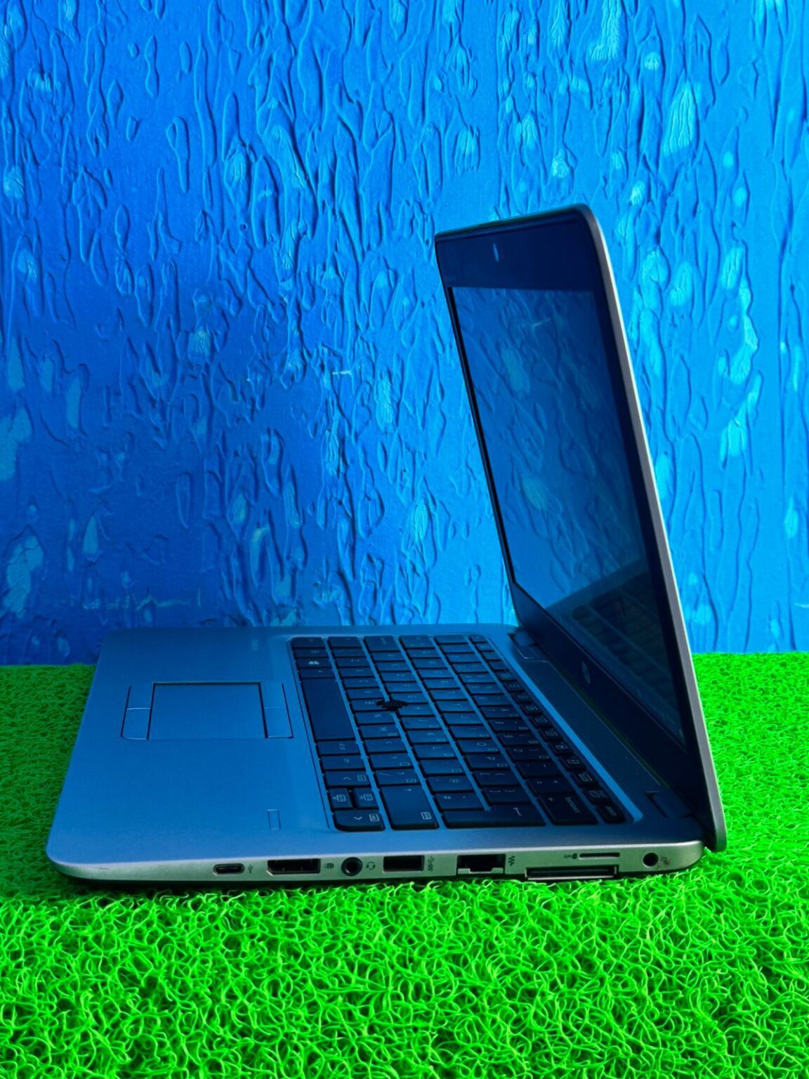 Side view of HP 725 G4 laptop with AMD A8