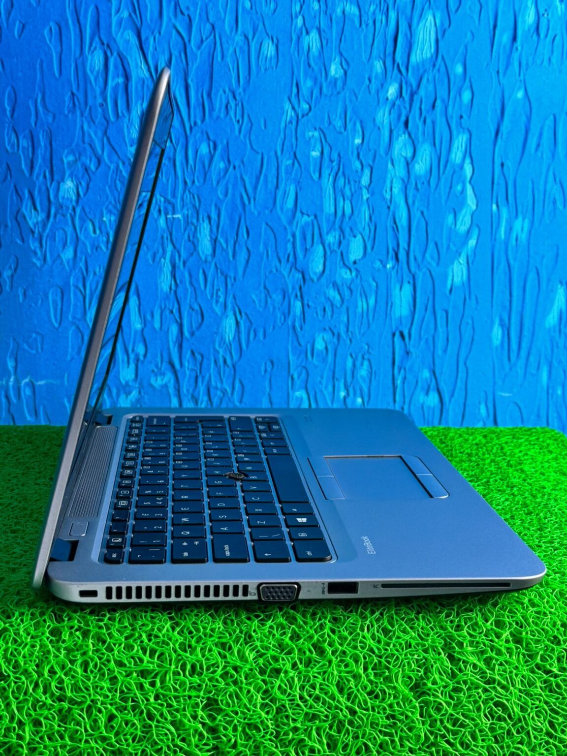 HP 725 G4 laptop showing keyboard and ports