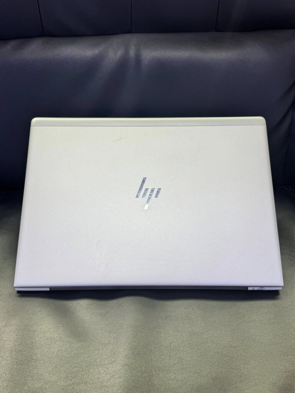 Closed HP EliteBook 840 G5 laptop top view